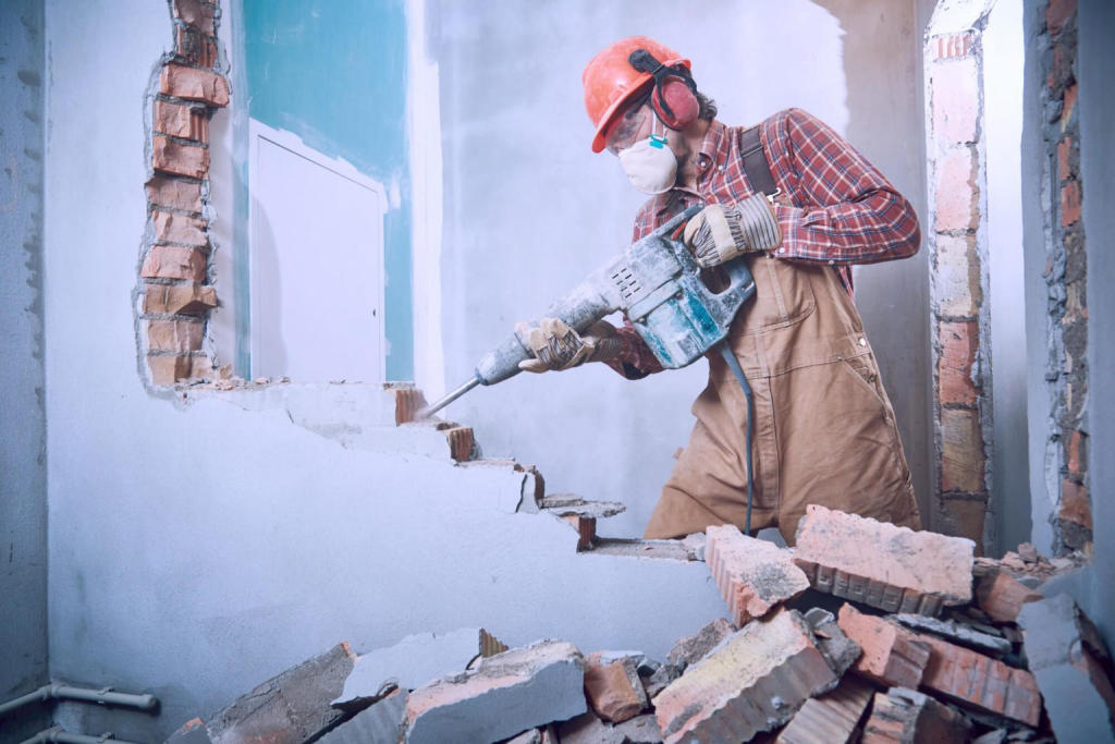 ¿Buscas una empresa de derribos y demoliciones interiores que se preocupe por el medio ambiente? EcoServeis es la respuesta